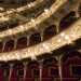 Lalternanza  dovuta al fatto che il Petruzzelli  un teatro ibrido tra il teatro italiano (con i suoi ordini di palchi simmetrici) e quello alla francese, la cui architettura riprende la struttura dell'arena o dell'anfiteatro
